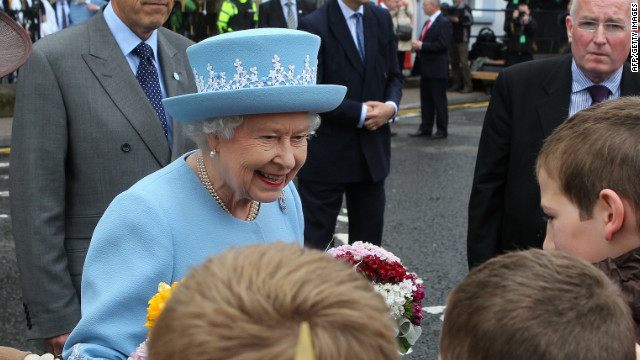 Queen gets hearty welcome to N. Ireland