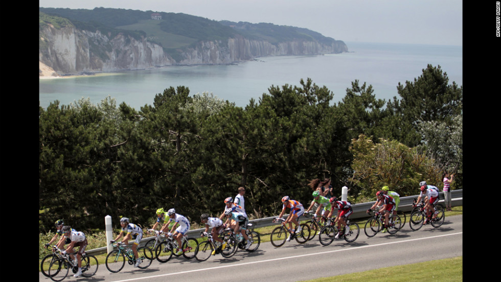 The pack rides by the cliffs of Dieppe.