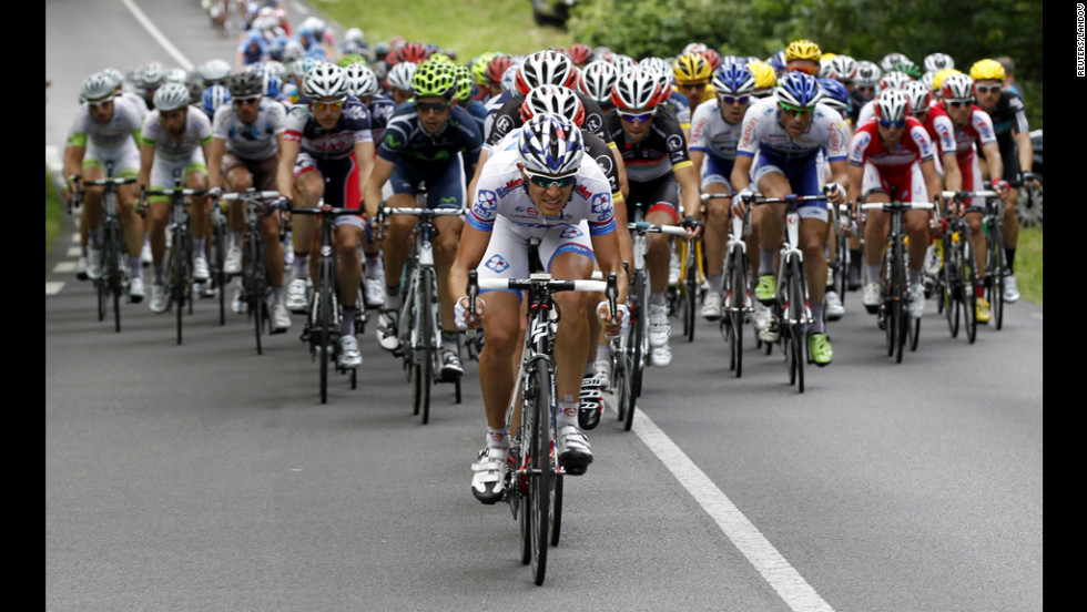 The peloton fans out during Stage 4.