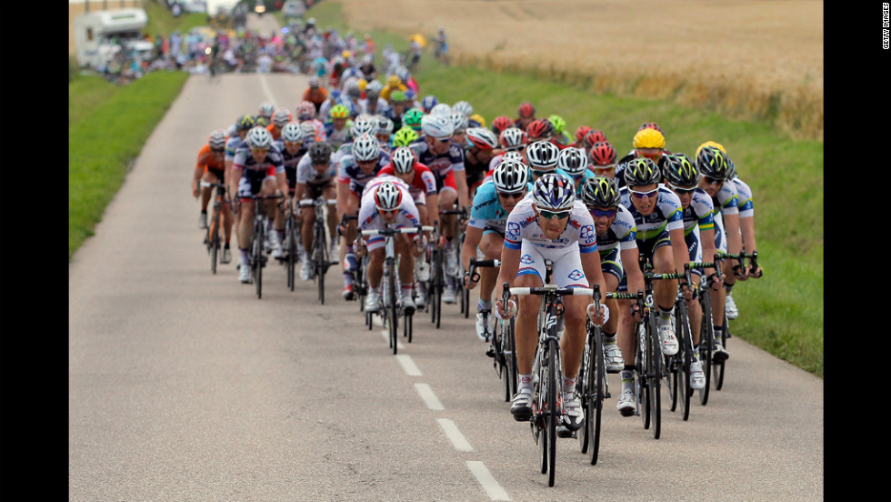 The peloton was split by a crash in Gorze, with 25 kilometers remaining in Stage 6 on Friday.