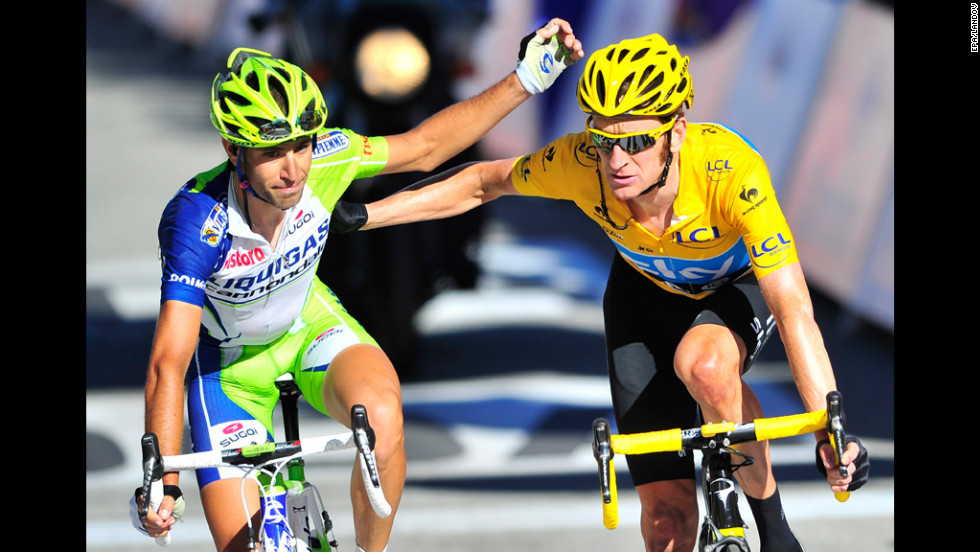 Vincenzo Nibali of Italy, left, and Bradley Wiggins of Britain celebrate at the conclusion of Thursday&#39;s race.