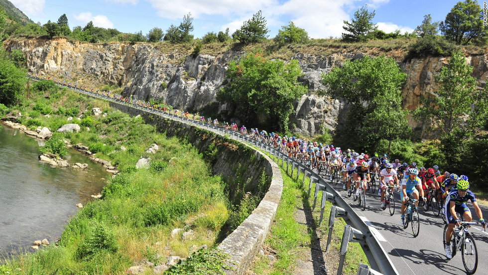 Riders make their way around a bend during Sunday&#39;s stage, which is the first in the Pyrenees mountains.