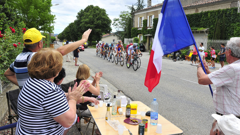 Spectators greet a breakaway group of 11 riders as they picnic along the course Sunday.