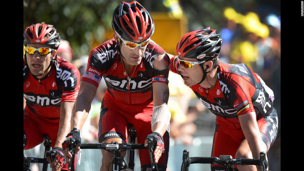 George Hincapie, of the United States and Cadel Evans of Australia on Team BMC talk during Wednesday&#39;s race.