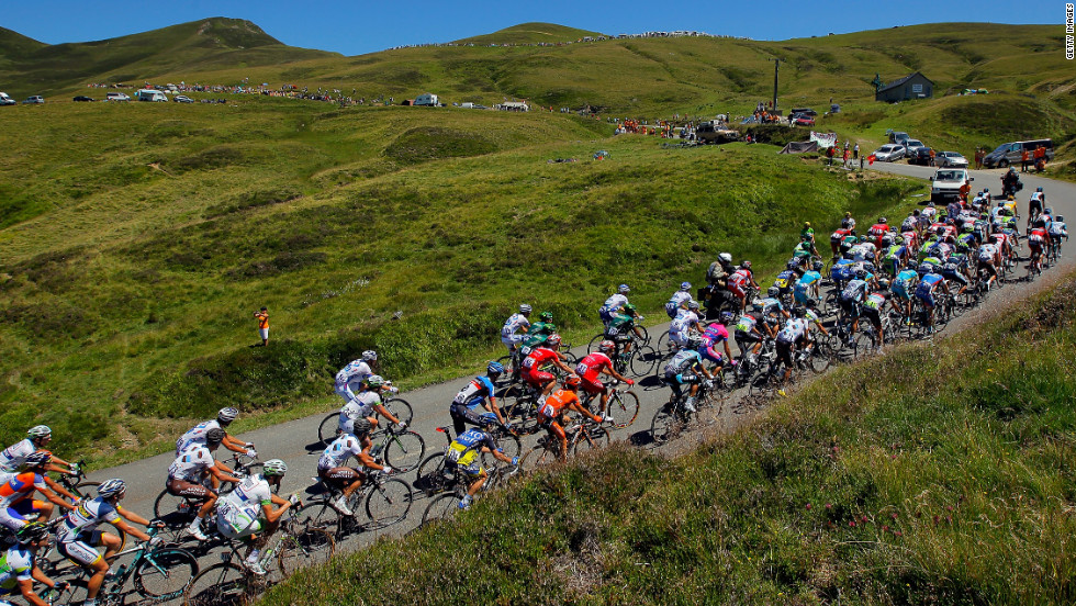 The peloton makes the climb of the Col d&#39;Aubisque in the Pyrenees Mountains during Wednesday&#39;s stage.