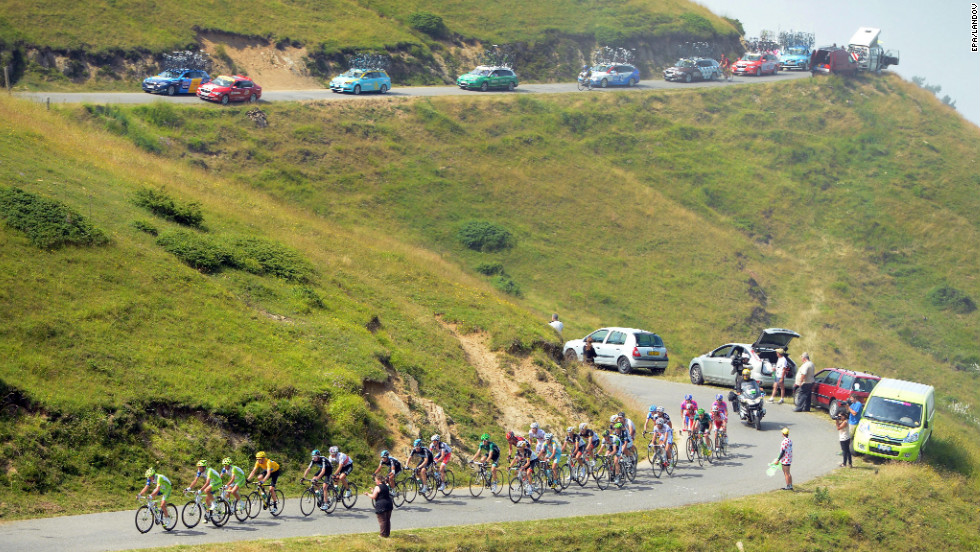 The pack of riders descends the mountainous terrain of Thursday&#39;s race.