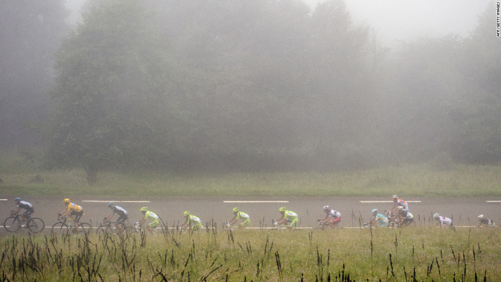 Riders pass through foggy pass in the high altitude of Thursday&#39;s route.