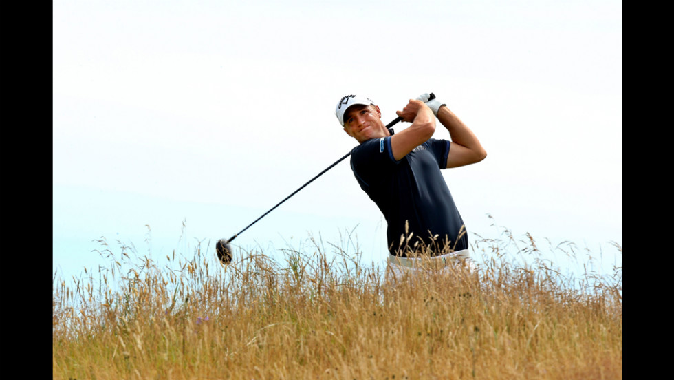 Sweden&#39;s Alexander Noren fires a fairway wood shot over the long grass at the 11th hole Saturday.