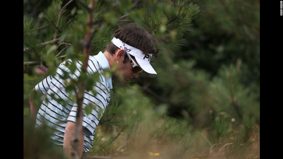 Louis Oosthuizen of South Africa searches for a lost ball on the third hole. Oosthuizen, the 2010 Open champion, was tied with several players in 10th place after Saturday&#39;s play.