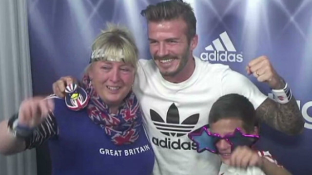 Beckham surprises fans at photo booth