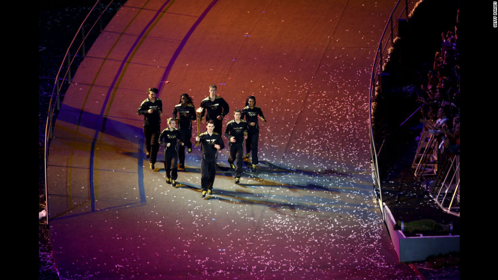 The young athletes carry the Olympic glame.