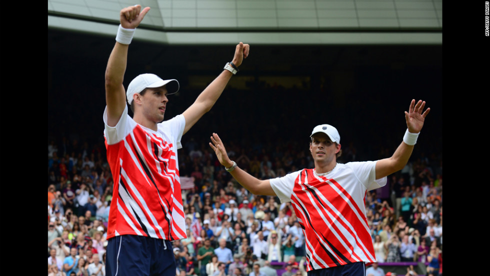 Mike Bryan, left, and Bob Bryan celebrate after defeating France&#39;s Michael Llodra and Jo-Wilfried Tsonga to win gold in the men&#39;s doubles event.