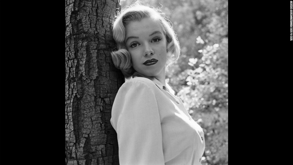 O zamanlar 24 yaşında olan Marilyn Monroe, Los Angeles'ta fotoğraf çekildi & # 39;  Griffith Park 1950'de. Pazar, 5 Ağustos, Monroe'nun 36 yaşında ölümünün 50. yıldönümünü kutladı. Bu seriden daha fazlasını & lt; a href = & quot; http: //life.time.com/icons/ adresinde görebilirsiniz. marilyn monroe-erken-fotoğraflar-los-angeles-1950 & quot;  target = & quot; _blank & quot; & gt; LIFE.com & lt; / a & gt ;.