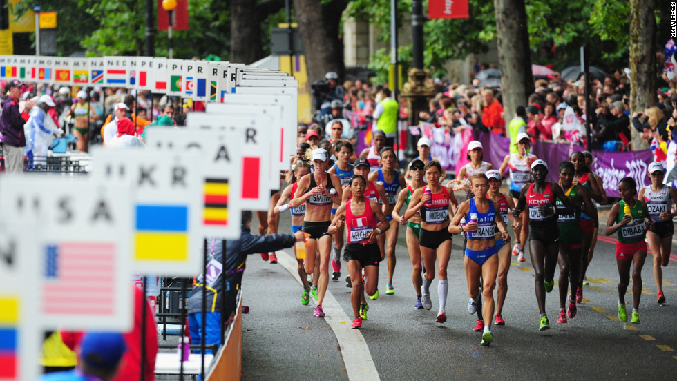 Runners make their way through London during the women&#39;s marathon.