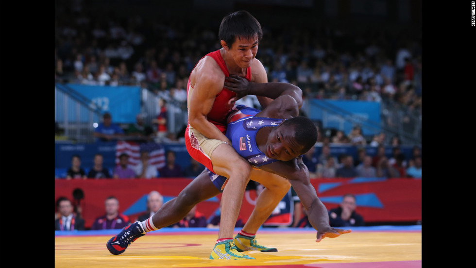 Mingiyan Semenov, left, of Russia grapples with Spenser Thomas Mango of the United States during the men&#39;s Greco-Roman 55-kilogram wrestling qualification matches.