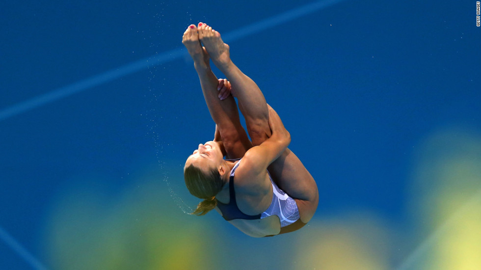  Tania Cagnotto of Italy performs an acrobatic dive in the women&#39;s 3-meter springboard diving final.