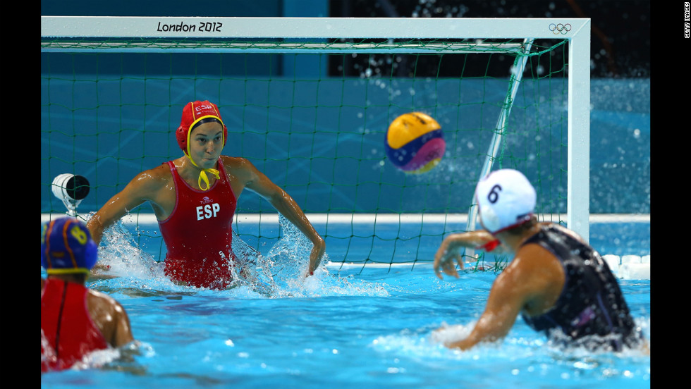 Maggie Steffens of the United States shoots and scores a goal against Spain in the women&#39;s water polo match Thursday.