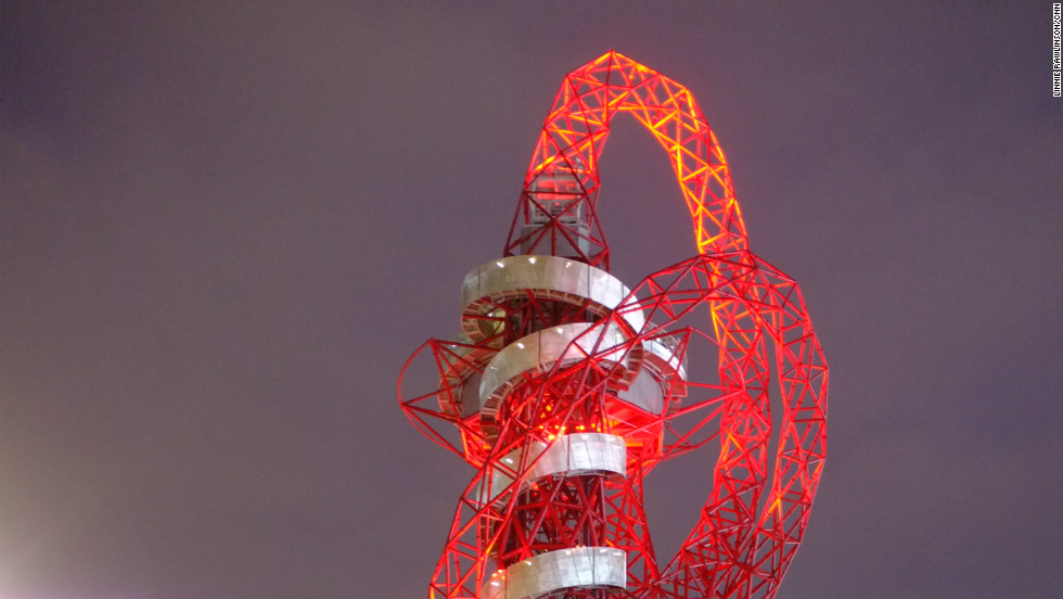 Anish Kapoor&#39;s &quot;Orbit Tower,&quot; a permanent artwork and the tallest art structure in Britain, attracted many of my fellow stragglers, its vivid red form illuminated brightly against the sky. 