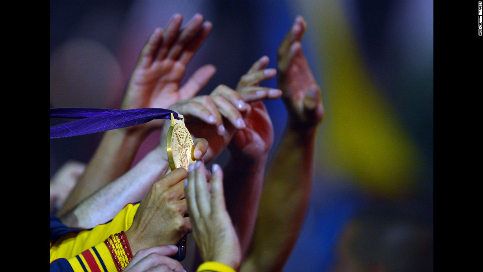 Spain&#39;s sailor Marina Alabau Neira shows her gold medal during the closing ceremony.