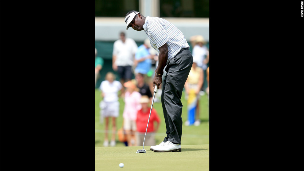 Singh putts on the 18th green Saturday.