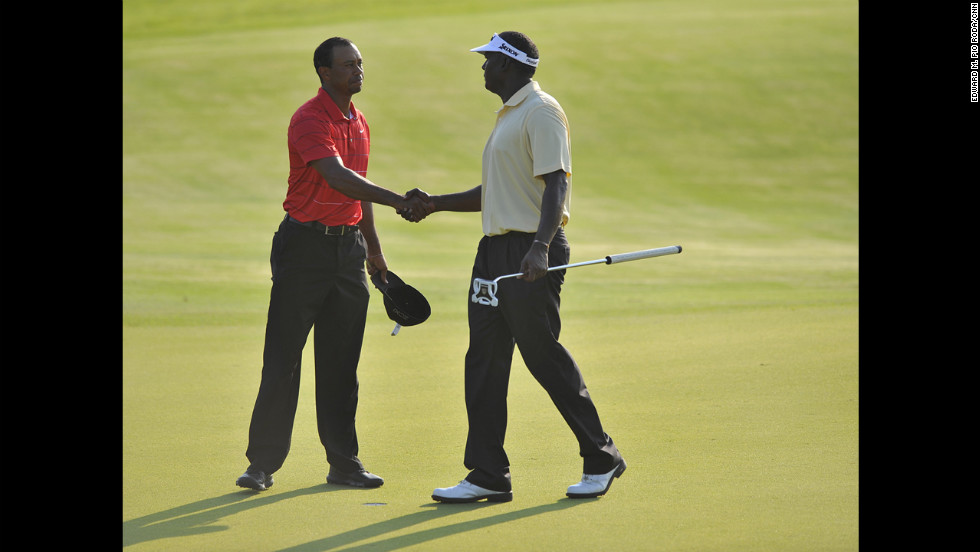 Tiger Woods and Vijay Singh concluding their round.