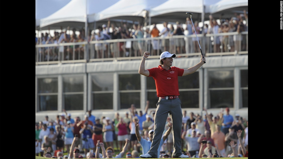 The crowd goes crazy as Rory McIlroy wins.