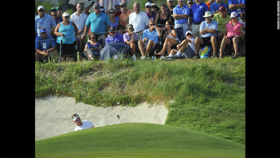 Ian Poulter buries himself in bogeys late on Sunday.