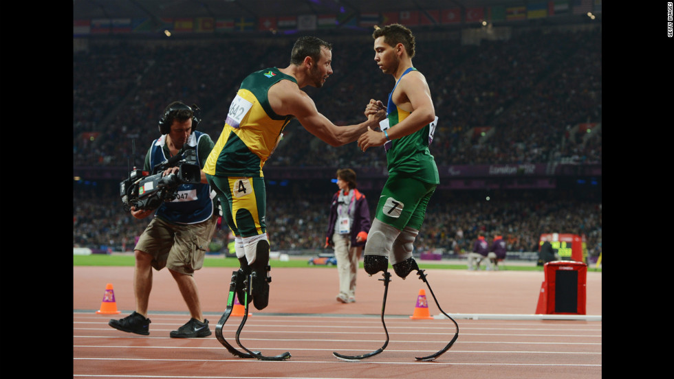 Oliveira is congratulated by Pistorius at the end of the men&#39;s 200-meter T44 race.