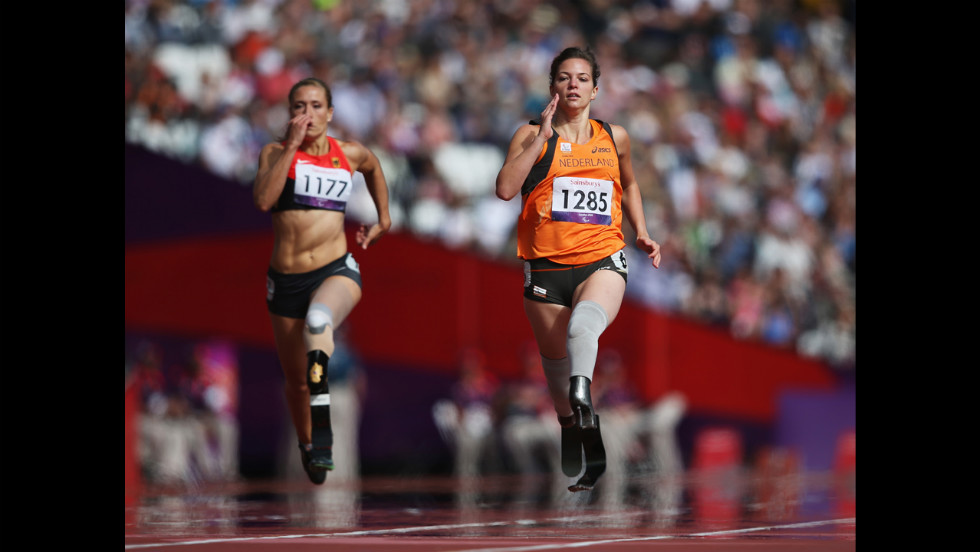 Katrin Green, left, of Germany and Marlou van Rhijn of the Netherlands compete in the women&#39;s 200-meter T37 heats at Olympic Stadium on Wednesday.