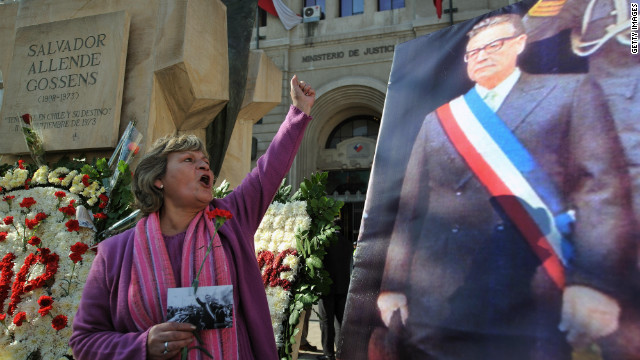 A woman shouts slogans during the commemoration of Allende&#39;s 100th birthday anniversary in Santiago on June 26, 2008. 