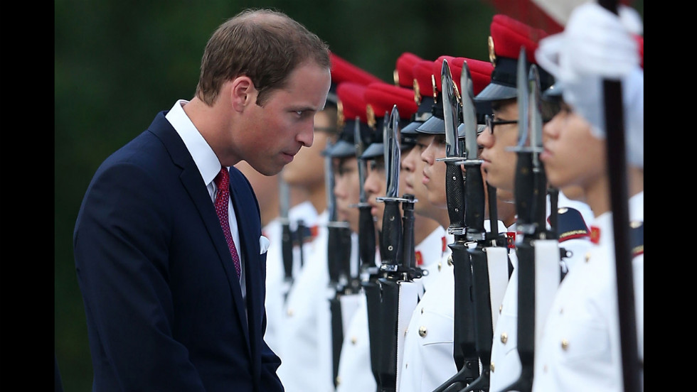 William stops to speak to an honor guard on arrival at the Istana, home of Singapore&#39;s president and working office of the prime minister, during the Diamond Jubilee tour on Tuesday.