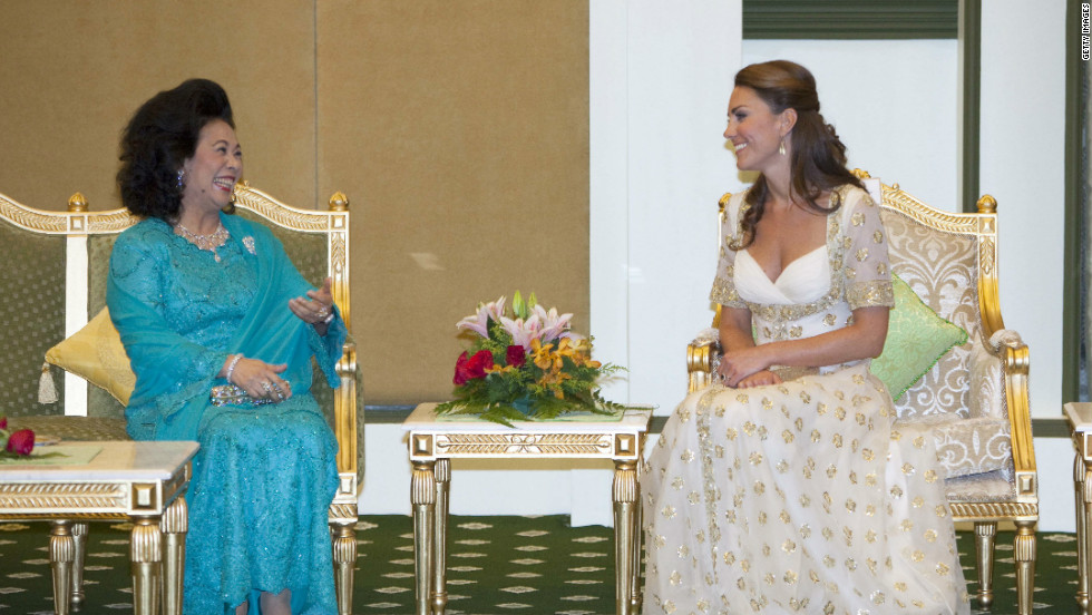 Catherine talks to Sultanah Tuanku Haminah binti Hamidun, the Raja Permaisuri Agong of Malaysia, during an official dinner hosted by Malaysia&#39;s sultan.