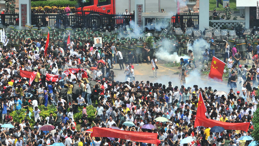 Police fire tear gas to disperse the crowds in Shenzhen, south China&#39;s Guangdong province. 