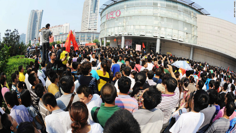 Chinese protesters gather outside a JUSCO, a Japanese department store, in Qingdao, northeast China&#39;s Shandong province. 