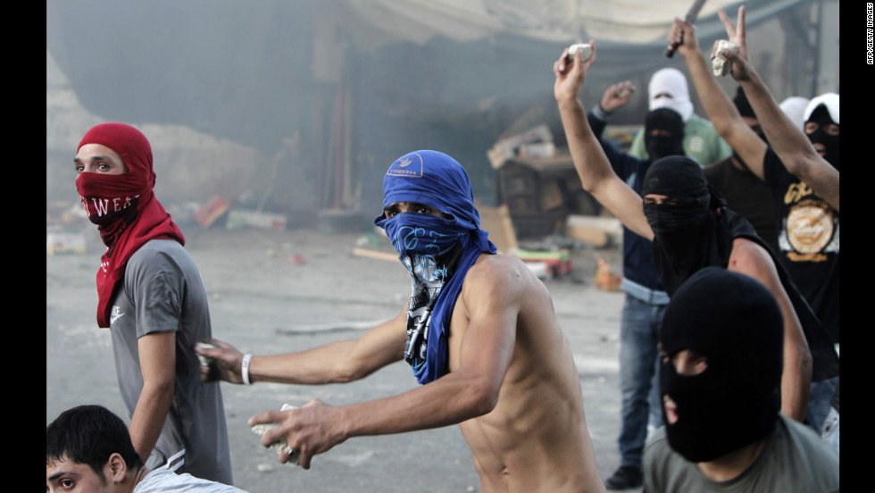 Palestinian protesters throw stones at Israeli security forces during clashes that erupted after a demonstration against an amateur anti-Islam film in Shuafat refugee camp, Jerusalem, on Tuesday. Hundreds of Palestinians protesting against the movie clashed with Israeli border police in East Jerusalem, hurling stones and firebombs at a checkpoint, the military and reporters said. 