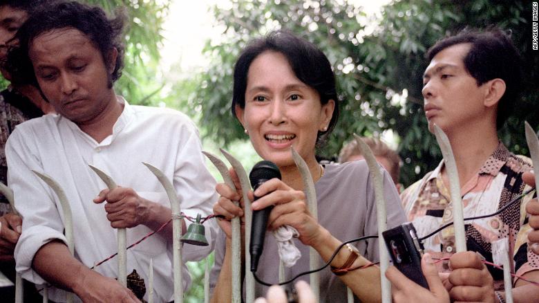 Aung San Suu Kyi speaks to reporters in 1994. 