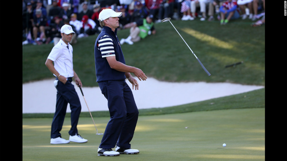 Steve Stricker of the United States reacts to a missed putt on the 17th green as Martin Kaymer of Europe looks on during Sunday&#39;s competition.