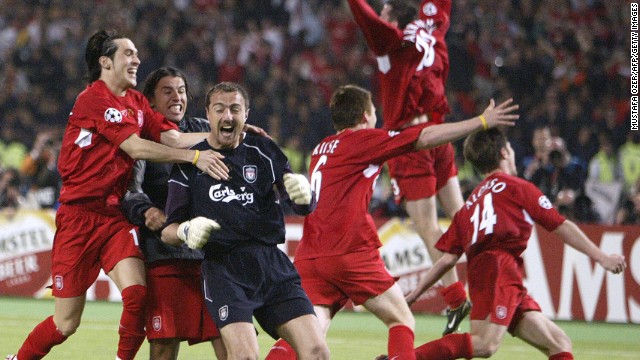 Le gardien polonais de Liverpool Jerzy Dudek (C) célèbre entouré de coéquipiers à la fin de la finale de football de l'UEFA Champions League AC Milan contre Liverpool, 25 mai 2005 au stade Atatürk d'Istanbul. Liverpool a gagné 3-2 aux tirs au but. AFP PHOTO MUSTAFA OZER (Le crédit photo doit se lire MUSTAFA OZER / AFP / Getty Images)  