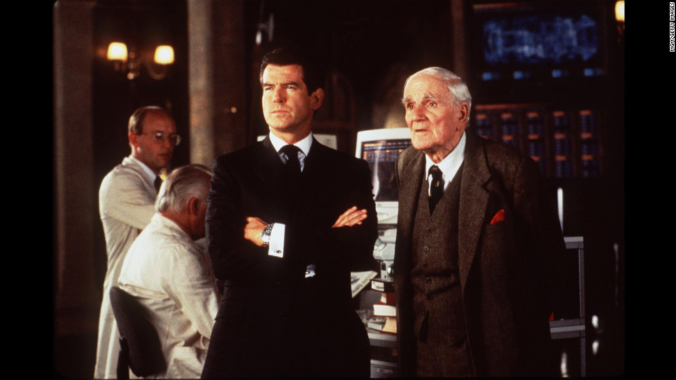  Pierce Brosnan and Desmond Llewelyn, as Q, on the set of &quot;The World Is Not Enough.&quot;