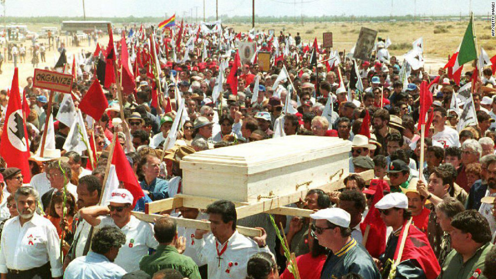 An estimated 25,000 mourners accompany Chavez&#39;s pine casket to his funeral Mass in Delano, California, in 1993.