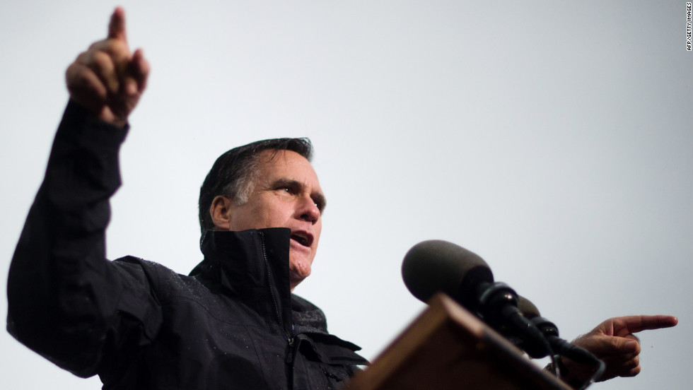 Rain doesn&#39;t keep Romney from campaigning in Newport News, Virginia, on Monday, October 8.