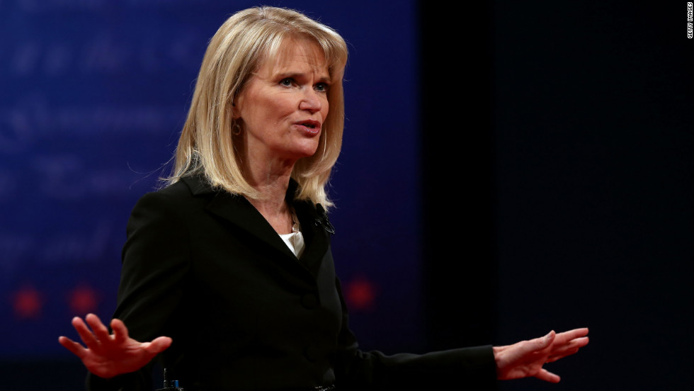 Debate moderator Martha Raddatz speaks to the crowd prior to the start of the vice presidential Debate.