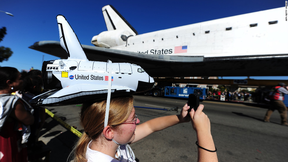 Doreen Andreotti photographs the space shuttle Sunday as it nears the end of its journey.