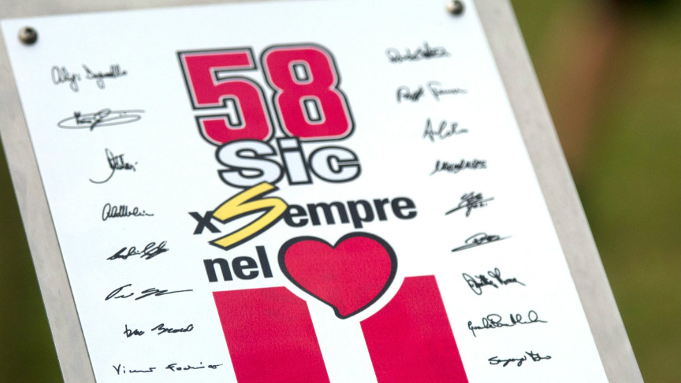 The whole of the MotoGP world stopped in silence at the unveiling of a plaque in memory of the Italian during the &#39;&#39;Tribute for Marco Simoncelli&#39; ahead of the race in Malaysia. The number &#39;58&#39; which was Simoncelli&#39;s number and his nickname &#39;Sic&#39; are both included on the memorial.