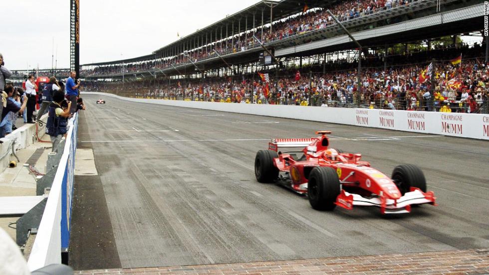 Michael Schumacher franchissant la ligne d'arrivée d'Indianapolis, lui assurant une cinquième victoire sur le tracé américain en sept participations. Un record qui ne sera pas prêt de tomber pour l'Allemand.