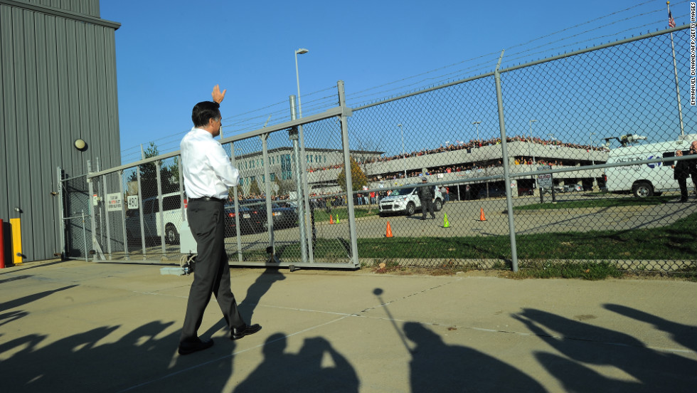 Republican presidential candidate Mitt Romney waved to supporters at Pittsburgh International Airport in Coraopolis, Pennsylvania. 