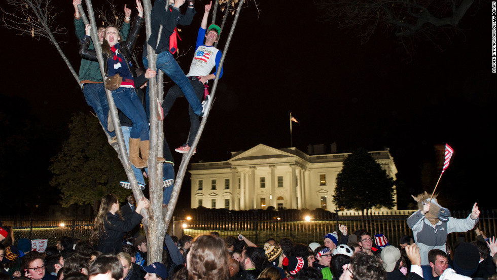 Children climbed trees outside the White House in Washington as people celebrated President Obama&#39;s victory at the polls. 