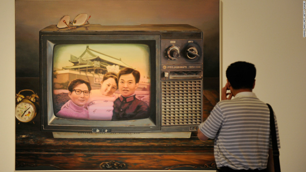 Мужчина смотрит на картину под названием "Лучше иметь только одного ребенка" в китайском национальном художественном музее в Пекине в 2012 году.