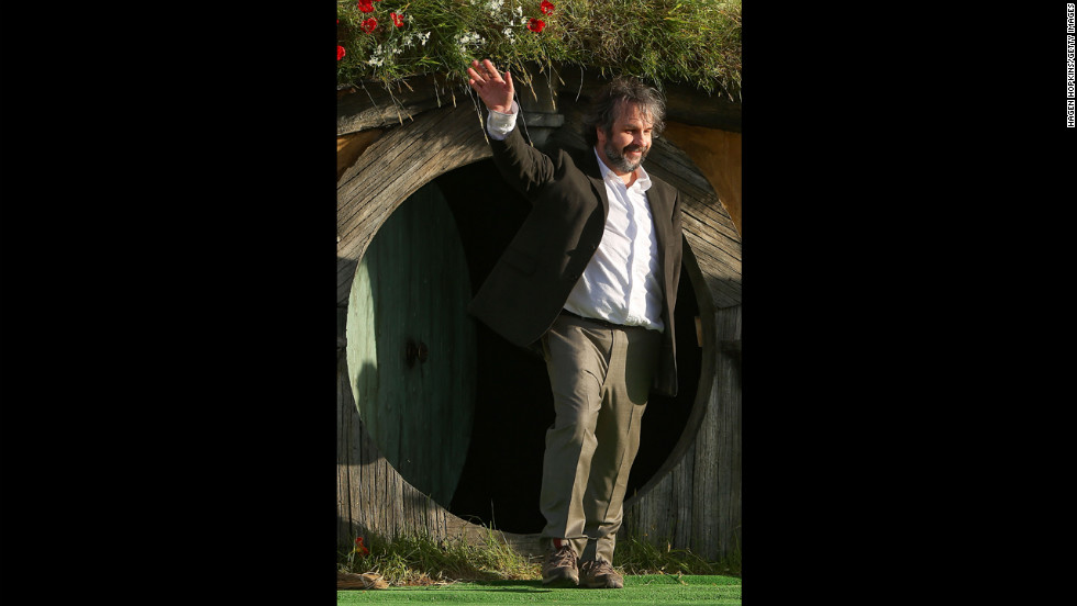 El director Sir Peter Jackson sale de una casa del Hobbit antes de pronunciar un discurso en la lt;a href=quot; premierelt;/agt; de quot;El Hobbit: Un viaje inesperadoquot; el miércoles 28 de noviembre de 2012, en Wellington, Nueva Zelanda.