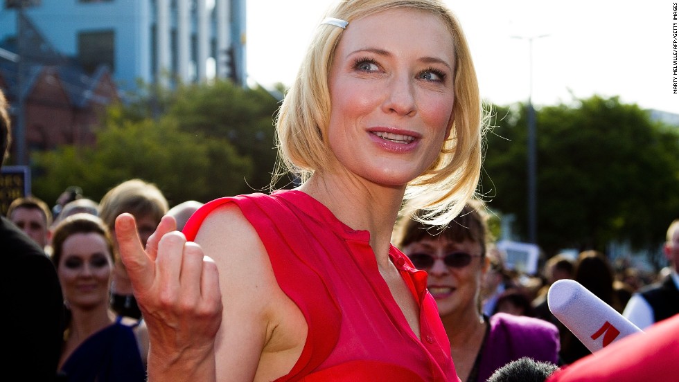 Skuespillerinden Cate Blanchett taler til journalister efter sin ankomst.